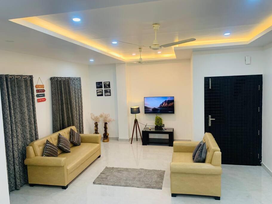 Апартаменты White Orchid, Unique & Stylish, Executive 2Bhk. Гувахати Экстерьер фото